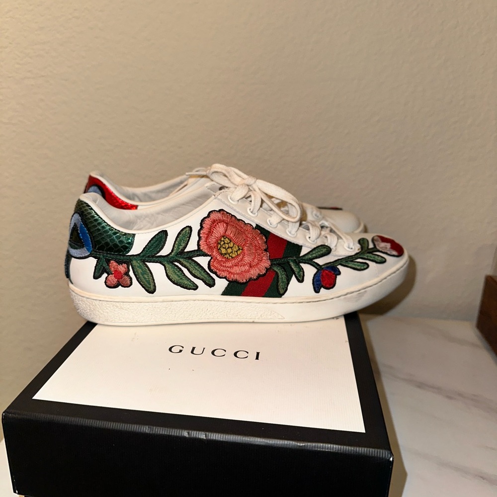 Gucci White Leather Sneakers with Red & Green Embroidered Detail - Picture 3 of 3